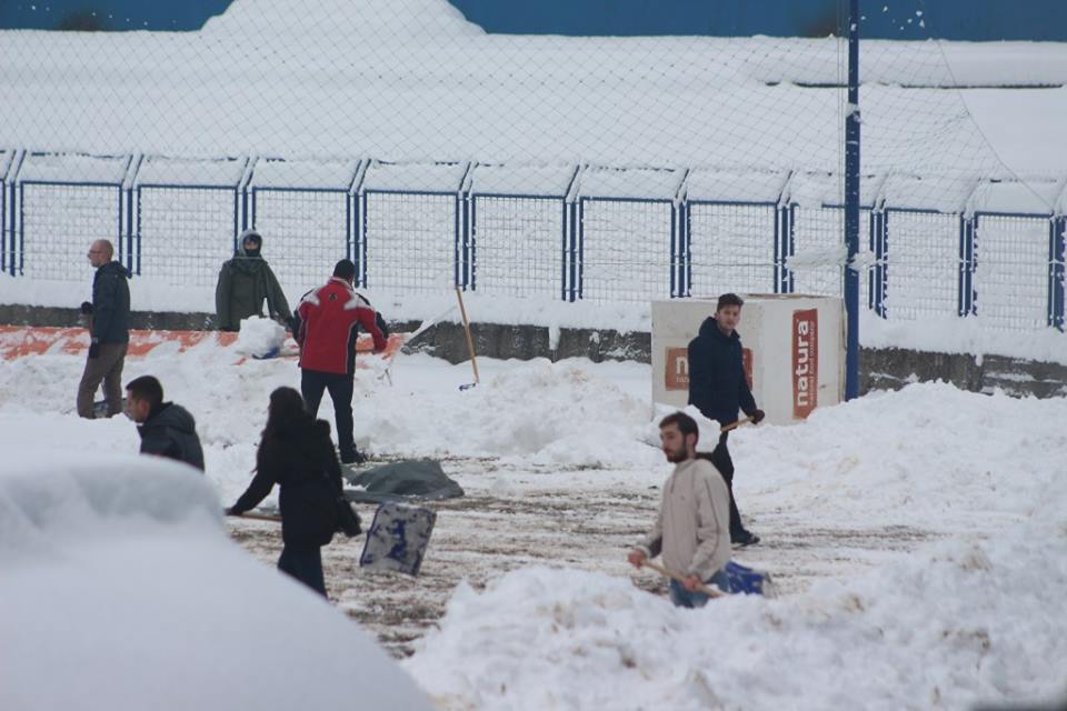 Uposlenici i prijatelji FK Željezničar uložili su prethodnih dana velike napore da uklone 40 cm snijega sa travnjaka Grbavice
